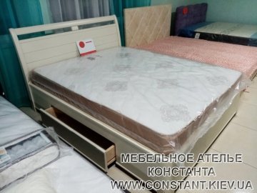 Двуспальная кровать с изголовьем